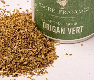 Origan Vert - L'origan vert est le plus commun des origans. Cette épice aromatique de garrigue est un classique de la cuisine française et italienne. Elle possède un goût plus fort que la marjolaine avec une touche de poivre et d'agrumes. Idéal avec les sauces tomates et autres légumes du soleil. 