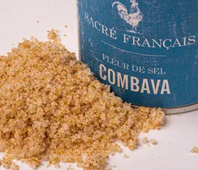  Combava - Idéal pour agrémenter vos currys. Cette fleur de sel de Guérande est associée au combava en poudre séché à basse température.