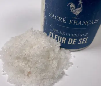 Fleur de sel de Guérande - Cette fleur de sel de la côte atlantique nord est l'une des meilleures de France. Cette partie de la récolte est chargée de micro organismes qui lui donnent des tons roses pendant quelques temps avant qu'elle ne prenne un ton blanc uni. Elle s'utilise au dernier moment sur l'ensemble de vos mets. 
