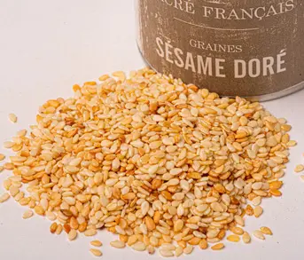 Sésame doré - Aux arômes parfumés de noisette, elles seront croquantes en bouche. Les graines dorées ont subi une torréfaction légère et sont prêtes à être utilisées sur tous vos plats. 