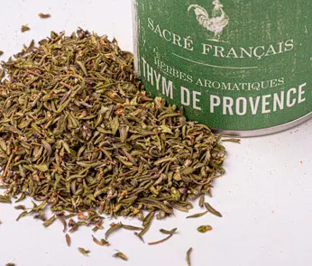 Thym de Provence - Le thym Thymol bio de Provence est une variété mentholé et rafraichissante avec un parfum d'eucalyptus. Elle se marie très bien avec l'ail, l'huile d'olive, le vinaigre balsamique, le laurier, le persil, le romarin et l'origan. 
