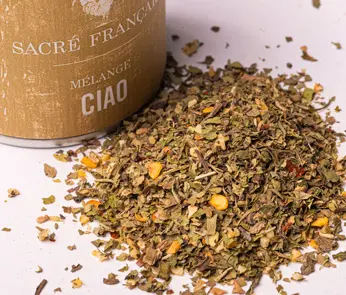Ciao ! - Ce mélange d'épices aromatiques inspiré de la cuisine des mamas italiennes sera aussi simple d'utilisation qu'une persillade. Il ajoutera une touche d'ail et de goût pimenté à vos plats tout en laissant la fraicheur des aromatiques. 