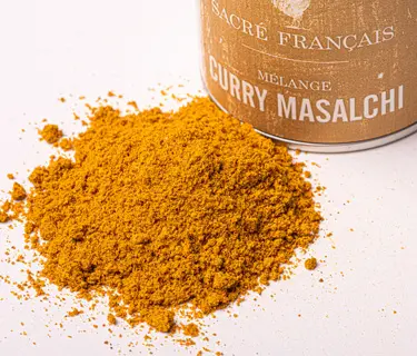 Curry du Masalchi - Ce mélange d'épices réalisé par Sacré Français est inspiré d'un masalchi du Kerala. Ce curry de force moyenne possède une structure aromatique plutôt légère. À utiliser en fin de cuisson