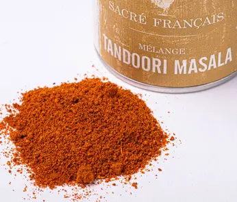 Tandoori Masala - Ce mélange d'épices pimenté, mais beaucoup moins que celui d'Inde, est un curry rouge que l'on nomme Tandoori Masala. Le plus souvent en marinade avec du laitage pour une cuisson au four et pour les barbecues ou planchas. 