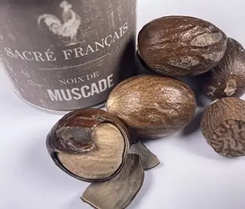 Muscade - Epice majeure, puissante et caractéristique, la noix de muscade se râpe au dernier moment. Elle proposera alors un parfum doux-amer, boisé et chaud. 