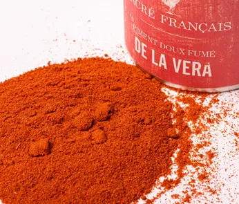 Piment de la Vera AOP -  Ce paprika doux fumé appelé Pimentón de la Vera est une variété de piment séché et fumé lui donnant les caractéristiques d'arôme intense du chorizo à cuire de Grenade.
