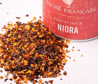 Piment Niora - Ce piment doux est une épice unique à la saveur légèrement fumé et acre. Il est idéal dans les infusions d'huiles aromatisées. 
