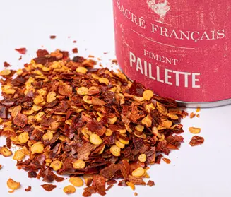Piment paillette - Ce piment est une merveille cultivée en Espagne. Il est séché et émondé en flocons pour garder sa force et sa chair aromatique qui lui donne son goût unique. 