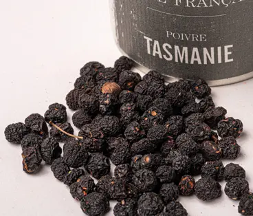 Poivre de Tasmanie - Le poivre de Tasmanie est indissociable de la cuisine aborigène australienne. Faux-poivre d'une grande puissance, il offre un parfum unique et frais avec des saveurs florales, fruitées et épicées.