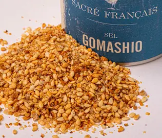 Gomashio - Le Gomasio est un mélange japonais composé de fleur de sel et de sésame grillé. Très diététique il ne contient que 5% de sel. À utiliser après cuisson en saupoudrage.