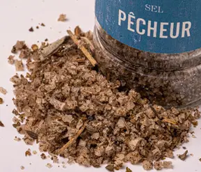 Sel Pêcheur - Composé de sel gris de Guérande, de sauge, de graines anisées, d'herbes citronnées et de combava, notre sel Pêcheur est à utiliser en fin de cuisson, tels un sel de table.