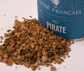Sel Pirate - Ce sel aux épices (curcuma et thyms sauvages) apportera une saveur méditerranéenne à vos volailles, légumes du soleil, marinades, poissons… 