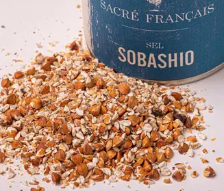 Sobashio - Une création Sacré Français, née d'une inspiration japonaise mais 100% bretonne. Eclats de graines de sarrasin grillées et légèrement salées, le Sobashio s'utilise comme une fleur de sel, il rappelle le Gomashio et s'accorde aussi bien avec le chocolat qu'avec un velouté de légumes.
