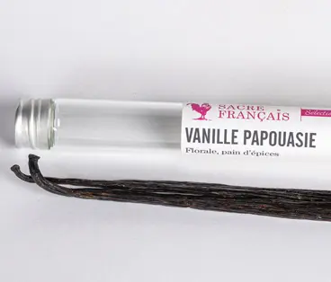Vanille Papouasie - 2 gousses de Vanille - La vanille gourmet de Papouasie est une variété de vanille Tahitensis. Ce terroir spécifique renforce un nez de fleur et de pain d'épices exceptionnel.  Ses gousses sont plus fines et plus noires que la vanille de Tahiti avec un arome et un goût très florale et boisé