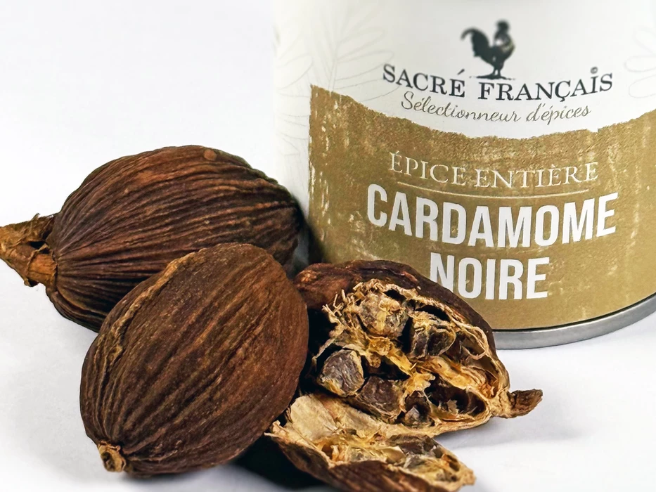 Épices Sacré français - Épice entière - Graines - Cardamome noire - La cardamome noîre amène de la fraicheur, mêlant des notes boisées, fumées et légèrement mentholées. Contrairement à sa cousine verte, elle possède un goût plus prononcé et moins sucré.