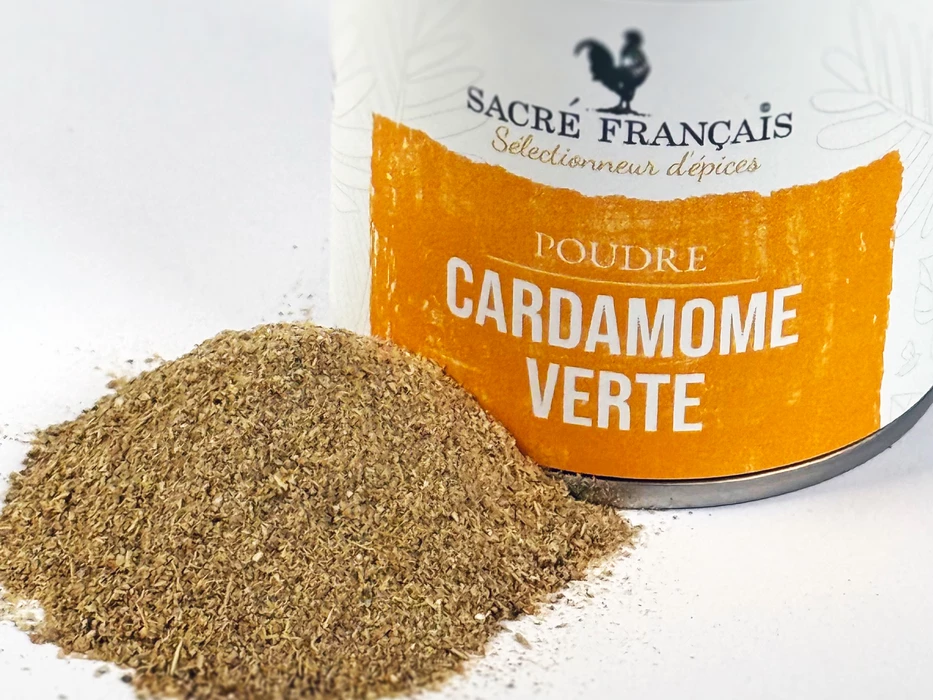 Épices Sacré français - Poudre - Cardamome verte - La reine des épices, elle possède des notes fraîches et puissantes, des goûts citronnés et légèrement poivrés. Elle est utilisée pour parfumer les plats sucrés et salés, ainsi que les boissons chaudes comme le chai masala, le thé indien.