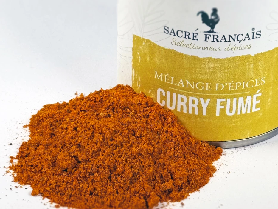 Épices Sacré français - Mélange d’épices - Curry - Curry Fumé - Un délice pour les sens, il offre une symphonie de saveurs intenses et profondes. Chaque bouchée est une invitation au voyage, un équilibre parfait entre notes fumées et gourmandise.