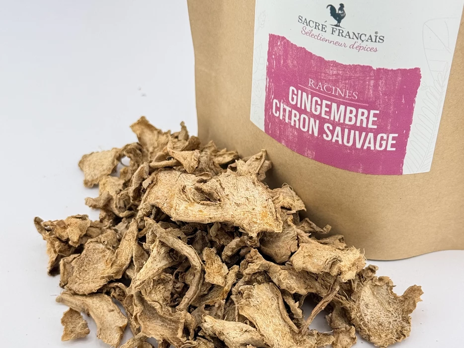Épices Sacré français - Racines - Lamelles - Gingembre citron sauvage - Une variété exceptionnelle avec la chaleure ardente du rhizome et la fraîcheur incisive des agrumes sauvages. Ces lamelles charnues et zestées sont l'ingrédient secret pour électriser vos infusions, currys, pâtisseries fines et infusions.