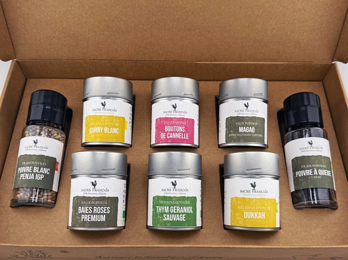 Coffrets Sacré français - Coffret cadeau - Livre ÉPICÉES - Oubliez la routine&nbsp;! Avec le coffret du Chef Kendji Wongsodikromo, réalisez une cuisine facile, savoureuse et de saison. Laissez l'assaisonnement épicé transformer chaque plat en un moment d'émotion.