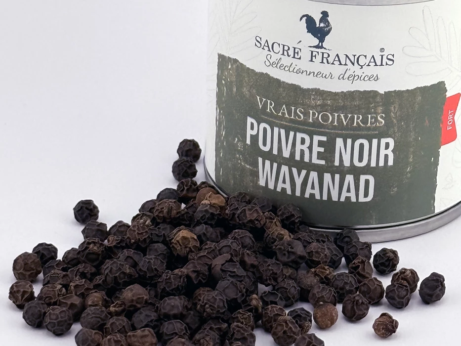 Poivres Sacré français - Vrais Poivres - Inde - Poivre Noir Wayanad - L'Or Noir du Wayanad avec l'intensité du Kerala&nbsp; avec des grains aux notes boisées, de fruits noirs et d'agrumes. Sa chaleur piquante, profonde et progressive, exprime toute sa noblesse lorsqu'il est concassé à la minute. Un cru sauvage et intense qui transforme chaque plat en une expérience sensorielle rare.