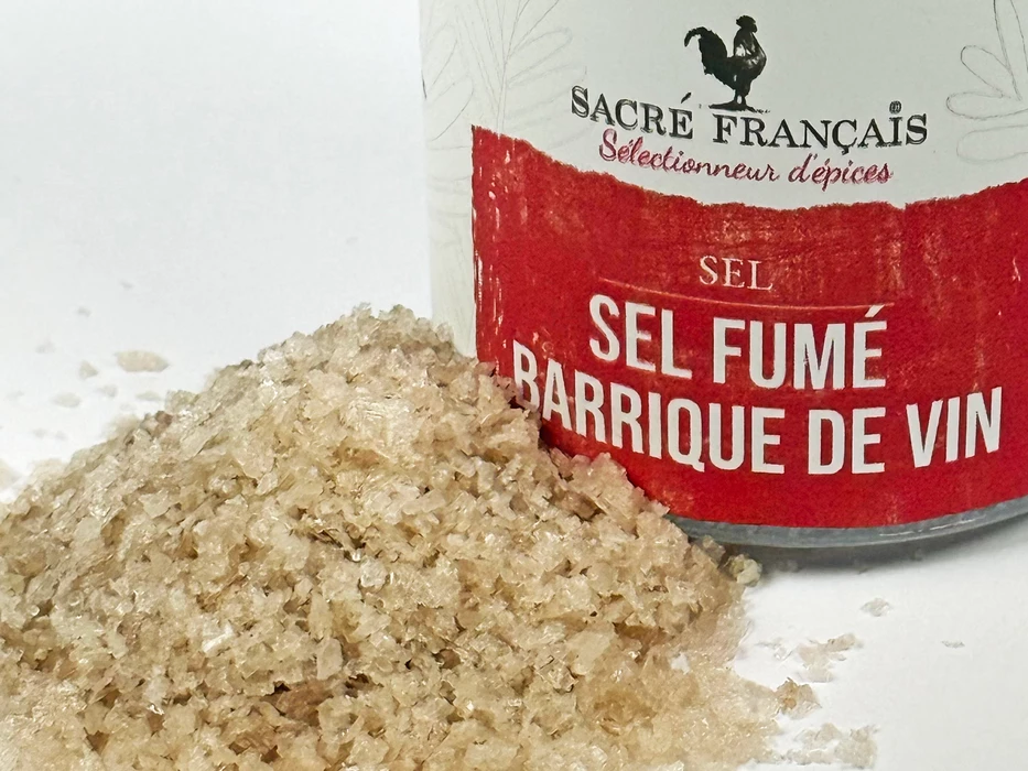 Sels Sacré français - Sel Fumé - Bois de Barrique - Sel Fumé Barrique de Vin - Il en résulte un sel à la couleur légèrement ambrée et aux notes rondes et puissantes. Parfait en finition sur les pièces de bœuf grillées, les magrets de canard, le poisson noble ou même une simple brouillade d'œufs pour une touche fumée et légèrement vineuse.