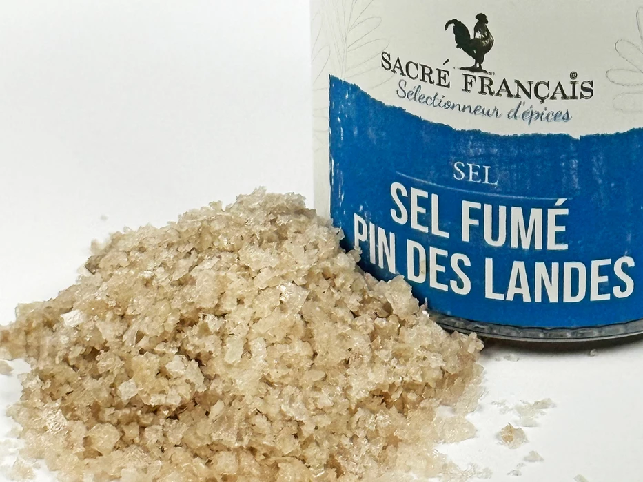 Sels Sacré français - Sel Fumé - Sel Fumé Pin des Landes - Il en résulte un sel à la couleur légèrement ambrée et aux notes rondes et puissantes. Parfait en finition sur les pièces de bœuf grillées, les magrets de canard, le poisson noble ou même une simple brouillade d'œufs pour une touche fumée et légèrement vineuse.