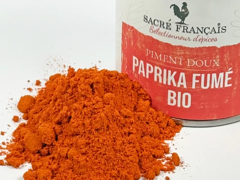 Piments Sacré français - Piment doux - Paprika Fumé BIO - Il offre une profondeur de goût richement fumée, transformant chaque plat. Son rouge vibrant et son bouquet unique rappellent les saveurs authentiques du barbecue.