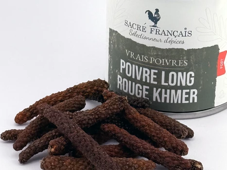 Poivres Sacré français - Vrais Poivres - Cambodge - Poivre long rouge Khmer - D'une qualité rare, il offre un équilibre fascinant entre l'élégance de la rose et de la cannelle et la profondeur sauvage du cuir et du tabac. En bouche, ses notes de fruits confits et de cacao subliment avec intensité.