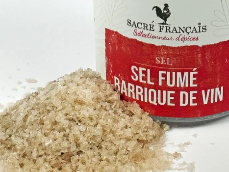Sels Sacré français - Sel Fumé - Bois de Barrique - Sel Fumé Barrique de Vin - Il en résulte un sel à la couleur légèrement ambrée et aux notes rondes et puissantes. Parfait en finition sur les pièces de bœuf grillées, les magrets de canard, le poisson noble ou même une simple brouillade d'œufs pour une touche fumée et légèrement vineuse.