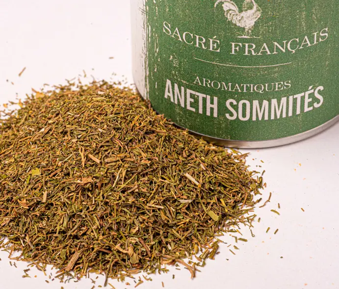 Aromates Sacré français - Herbes de culture - Feuilles - Aneth sommités - Herbes aromatiques au goût délicat, herbacé, légèrement anisé et frais, les sommités de l'aneth sont idéales pour rehausser vos plats grâce à leur parfum subtil. Elles s’associent parfaitement aux poissons, aux sauces et aux légumes. Ajoutez-les à vos salades, marinades ou plats mijotés pour une touche de fraîcheur, de préférence après la cuisson.