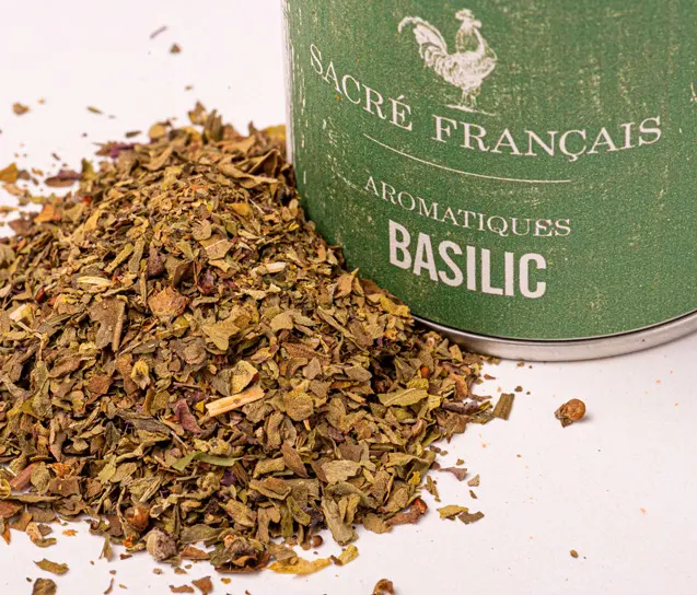 Aromates Sacré français - Herbes de culture - Feuilles - Basilic - Issu d'un séchage de très haute qualité, ces feuilles de basilic déshydratées conservent toute la richesse de leur arôme, leur notes anisées et fraiches apportant une touche méditerranéenne à vos plats. Frottez-le dans le creux de votre main avec votre pouce pour en extraire les huiles essentielles encapsulées au séchage. Ajoutez-le dans vos sauces, salades ou soupes, en fin de cuisson, pour un goût frais et authentique.
