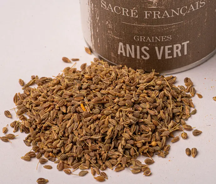 Épices Sacré français - Épice entière - Graines - Anis vert - Cette graine aromatique verdâtre et ovale est marquée de dix stries. Cette épice s'incorpore facilement dans vos préparations en début de cuisson principalement dans les desserts. Ses aromes pricipaux sont camphrés: doux et chauds.