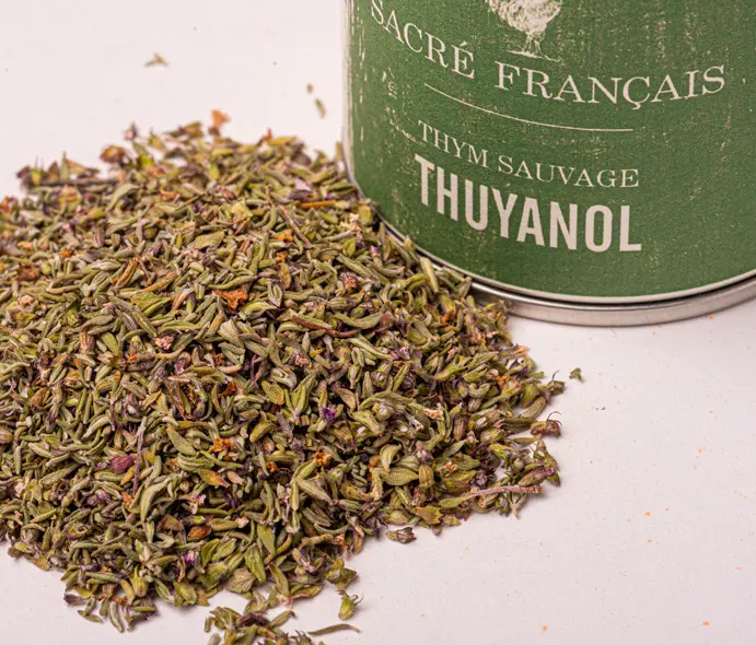 Aromates Sacré français - Herbes sauvages - Feuilles - Thym Thuyanol sauvage - Cette variété de thym, la plus rare et la plus fine,  dévoile un arôme frais et délicat, aux notes de bergamote, de verveine et de lavande. Parfait pour parfumer des sauces, des grillades, ou des légumes rôtis sans dominer les autres saveurs.