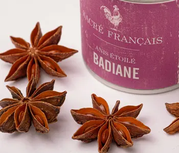 Épices Sacré français - Épice entière - Fleurs - Badiane Anis étoilé - La Badiane est un anis qui offre un parfum de réglisse, doux et chaud. Un morceau de cette étoile parfumera vos cuissons de crustacés comme vos légumes sautés. La badiane s'utilise également en patisserie.