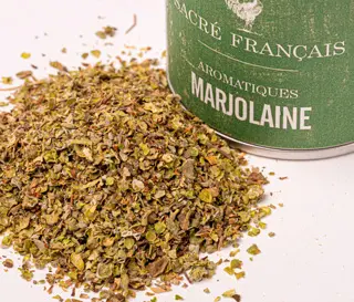 Aromates Sacré français - Herbes de culture - Feuilles - Marjolaine - D'une extrême légèreté, la feuille émondée de la marjolaine se distingue par son arôme doux et légèrement citronné, apportant une touche subtile à vos plats. Elle se marie parfaitement avec les viandes, les légumes et les sauces, en rehaussant leur saveur sans les dominer. Utilisez-la pour assaisonner vos plats de pâtes, vos ragoûts et vos salades, et découvrez ses vertus apaisantes en infusion.