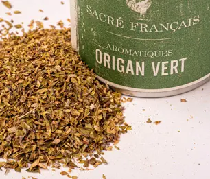 Aromates Sacré français - Herbes de culture - Feuilles - Origan Vert - Herbe aromatique de garrigue au goût intense, l'origan vert possède des notes d'agrume légèrement poivré. Il apporte une touche méditerranéenne à vos plats. Idéal pour assaisonner vos sauces, pizzas et viandes, il sublime également les légumes rôtis et les sauces tomates. Cette épice polyvalente se marie parfaitement avec l’ail et le citron, offrant une explosion de saveurs dans vos préparations.
