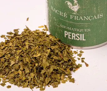 Aromates Sacré français - Herbes de culture - Feuilles - Persil - Le plus classique des aromatiques, le persil possède un goût herbacé très doux aux saveurs fraîches et légèrement poivrées. Il est parfait pour rehausser vos plats. Sa texture croquante et sa couleur verte éclatante apportent une touche de vitalité à vos recettes. Idéal dans les salades, les sauces et les plats mijotés, le persil se marie parfaitement avec les légumes et les viandes. Utilisez-le en garniture ou haché pour parfumer vos préparations.