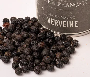 Poivres Sacré français - Baies Faux Poivres - Vietnam - Magao - Baies Verveina sauvages - Ces baies au goût délicat, mêlent des notes épicées de citron-vert légèrement sucrées, de verveine citronnée et de menthe. Extrêmement aromatiques, elles sont gorgées d'huiles essentielles et apportent une touche d’originalité à vos plats grâce à leur arôme subtil. Idéales pour rehausser des sauces, des marinades ou des desserts, incorporez-les dans les salades, les desserts ou les infusions, elles feront sensation auprès de vos convives.