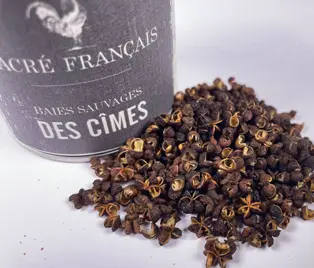 Poivres Sacré français - Faux Poivres - Vietnam - Baies Sauvages des Cîmes - Trésor naturel au goût délicat et acidulé, ces baies offrent des notes vives d'agrumes avec une légère amertume, puis des notes d'eucalyptus avec un léger final anisé. Le piquant est bref et délicat, les saveurs riches et persistantes. Ces baies se marient parfaitement avec des desserts, des sauces ou des vinaigrettes, rehaussant ainsi la saveur de vos plats.