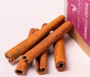 Épices Sacré français - Épice entière - Bâtons - Cannelle Cassia - De couleur rouge, cette cannelle Cassia appelée Cannelle de Chine est la plus commercialisée. Elle possède un goût puissant, il faudra savoir la doser.