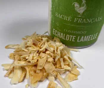 Épices Sacré français - Condiment - Lamelles - Échalote - De la famille des Amaryllidacées, l'échalote est constituée de bulbes composés de plusieurs couches très nombreuses et serrées. Une fois séchées, nous les coupons en lamelles. L'échalote est plus douce et plus sucrée que son cousin l'oignon.