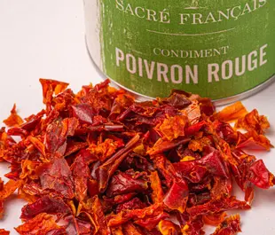Piments Sacré français - Poivrons - Espagne - Poivron rouge - Les lamelles de poivron rouge déshydratées apportent une touche colorée et savoureuse à vos plats. Leur goût intense et légèrement sucré rehausse les poêlées de légumes, les plats en sauces, les soupes et les sauces. Elles se réhydratent facilement, offrant ainsi une texture tendre tout en conservant leurs arômes. Un ingrédient idéal pour agrémenter vos recettes méditerranéennes et vos plats mijotés.