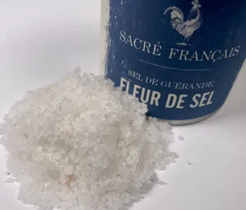 Sels Sacré français - Fleur de Sel - Nature - Fleur de sel - Un sel d'exception, aux cristaux fins et délicats. Récoltée à la main, elle apporte une touche subtile à vos plats sans les surcharger en sel. Idéale pour sublimer vos mets, elle se marie à merveille avec les viandes grillées, les légumes rôtis ou encore les desserts comme le caramel au beurre salé.