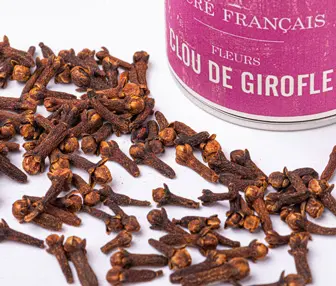 Épices Sacré français - Épice entière - Fleurs - Clou de Girofle - La fleur de girofle communément appelée Clou propose une saveur puissante, astringente et camphrée. Cette épice réhausse les soupes, les plats mijotés comme le pot au feu. Le clou de girofle rentre également dans la composition de nombreux mélanges comme le quatre épices.