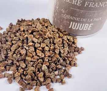 Épices Sacré français - Épice entière - Graines - Jujube - Les graines de la paix ou de Jujube ont un nez végétal et frais. Broyées, elles expriment des notes de bubble-gum, de banane très vite rattrapées par de la réglisse à la saveur sucrée, avec une fin de bouche mandarine et zestes d'agrumes.