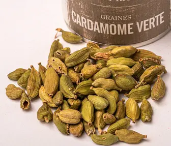 Épices Sacré français - Épice entière - Graines - Cardamome verte - La reine des épices, elle possède notes fraîches au goût puissant et ennivrant, citronnées et légèrement poivrées. Elle est  utilisée pour parfumer les plats sucrés et salés, ainsi que les boissons chaudes comme le thé chai.