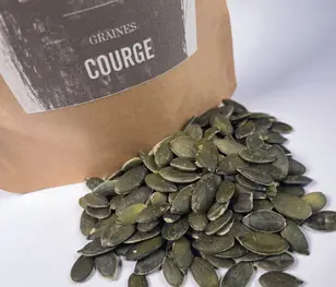 Épices Sacré français - Épice entière - Graines - Courge - Grillées à sec, les graines de courge accommoderont salades, soupes et vinaigrettes. Vous pouvez également les associer à d'autres graines afin de confectionner un petit déjeuner gourmand ou un pain maison.