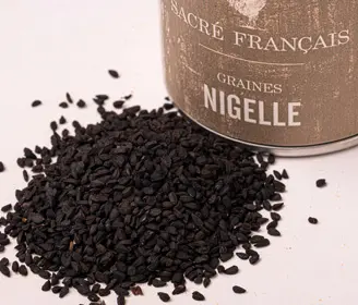 Épices Sacré français - Épice entière - Graines - Nigelle - Cette graine appelée aussi cumin noir peut être utilisée comme un poivre. La nigelle possède un goût de sarriette, deréglisse, d'anis vert citronné et poivré avec une saveur légèrement douce, poivrée et herbacée.