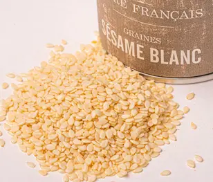 Épices Sacré français - Épice entière - Graines - Sésame blanc - Cette épice provient des capsules issues de la fleur de sésame. Les graines de sésame blanc, donc non grillées, exhalent des arômes très subtil de noisette légèrement doux-amer.