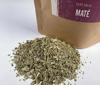 Tisanes Sacré français - Feuilles - Bien être - Maté - Le maté est l’infusion nationale de l’Argentine, c’est une boisson tonique et détoxifiante. Dans 500 ml d’eau frémissante, verser 2 cuillères à soupe de plantes et laisser infuser 5 minutes.